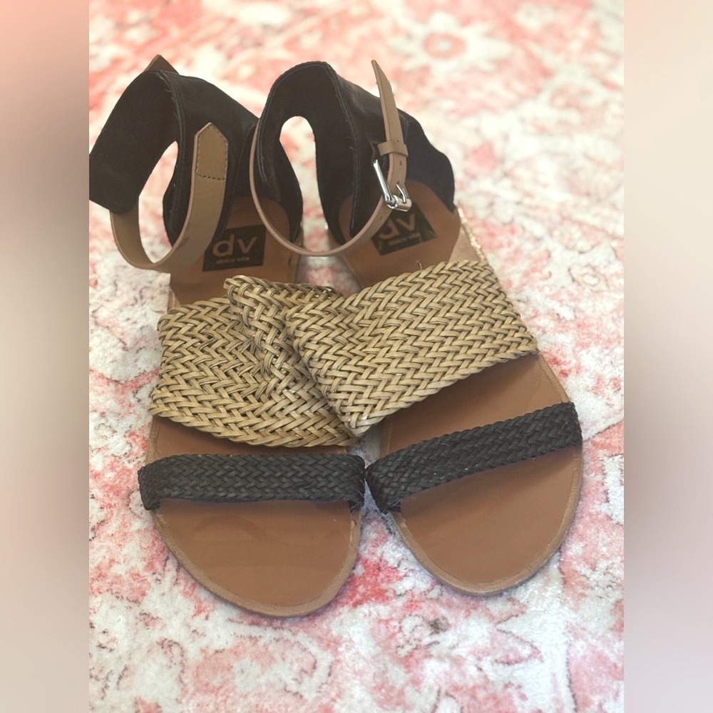 DV Black and Tan Sandals, never worn! Size 8